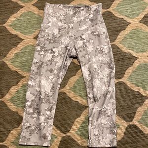 Old navy high waisted cropped leggings
